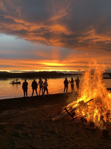 Gorgeous sunset and a big fireplace Camping Fire Aesthetic, Camping Friends Aesthetic, Happy Friend Group, Family And Friends Aesthetic, Friends Adventure Aesthetic, Big Friend Group Photos Aesthetic, Enlightened Aesthetic, The Summer We Fell, Soirée Aesthetic