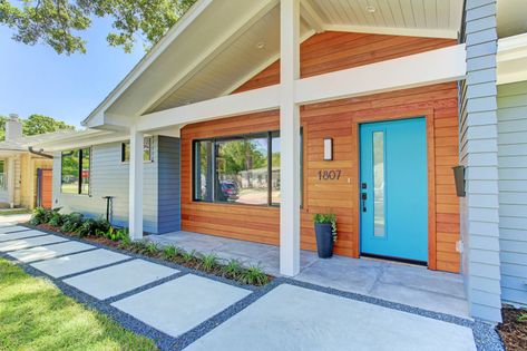 Gardenia Dr - Midcentury - Porch - Houston - by JWM Living, LLC | Houzz Mid Century Porch Ideas, Wood Columns Porch, Mid Century Modern Front Porch, Mid Century Modern Porch, Mid Century Porch, Modern Porch Ideas, Modern Porch Decor, Large Format Porcelain Tile, Concrete Front Porch