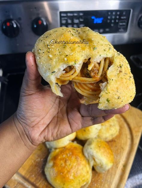 Soul Food Foodies | Y’all I Made Stuffed Spaghetti Garlic Butter Rolls 🤗 | Facebook Spaghetti Stuffed Garlic Rolls, Garlic Bread Stuffed Spaghetti, Stuffed Spaghetti Garlic Butter Rolls, Spaghetti With Garlic Bread, Spaghetti Rolls, Spaghetti Stuffed Garlic Bread, Garlic Butter Rolls, Butter Roll Recipe, Butter Rolls