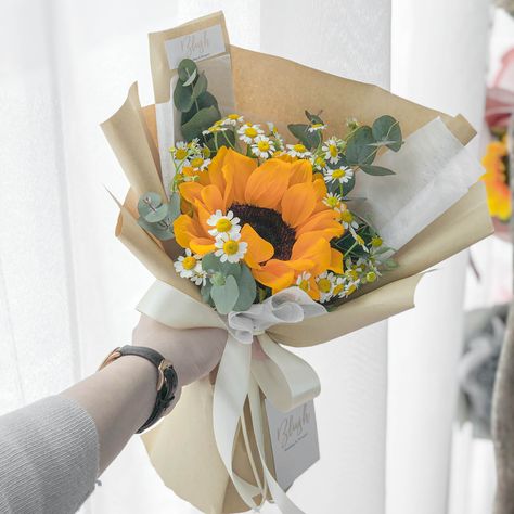 Sun Flower Bouquet Aesthetic, Small Sunflower Bouquet, Single Sunflower Bouquet, Graduation Flowers Bouquet, Single Flower Bouquet, Graduation Bouquet, Graduation Flowers, Diy Bouquet Wrap, Sunflower Arrangements