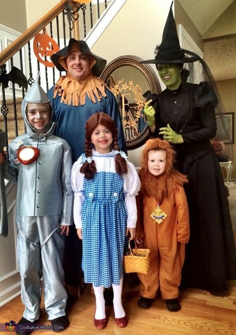 Julie: We had a fantastic time as the Wizard of Oz family! Mom was the Wicked witch of the West, Dad was the Scarecrow, oldest son was the Tin Man, daughter... Wizard Of Oz Halloween Costumes, Wizard Of Oz Family Costume, Work Costumes, Wizard Of Oz Halloween, Disney Family Costumes, Halloween Costumes Kids, Anime Festival, Holloween Costumes, Book Calendar