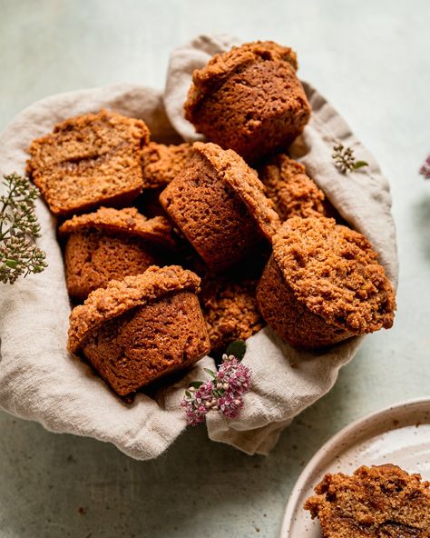 Vegan Coffee Cake Muffins Spelt Banana Bread, Vegan Carrot Muffins, Apple Crisp Muffins, Vegan Coffee Cake, Vegan Coffee, Dairy Free Treats, Coffee Cake Muffins, Cake Muffins, Breakfast Eggs