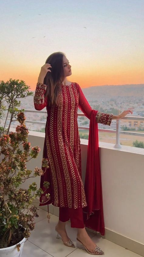 Simple Saree Designs, Smart Casual Dress, Velvet Dress Designs, Traditional Indian Dress, Desi Fashion Casual, Kurti Design, Indian Dresses Traditional, Traditional Indian Outfits, Bridal Dress Fashion