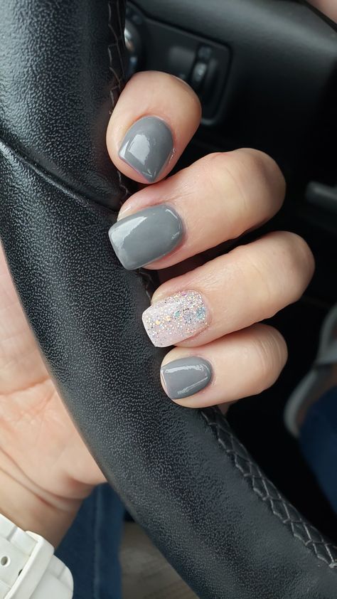 Gray Nail Dip Ideas, Gray Dip Nails Powder, Spring Gray Nails, Simple Nails Gray, Short Grey Acrylic Nails, Grey Summer Nails, Grey And Pink Nail Ideas, Fall Nails Grey, Purple Gray Nails