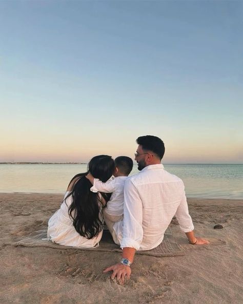 Beach Family Photos Aesthetic, Dream Board Pictures Aesthetic Family, Couple With Kids Aesthetic, Two Brothers One Sister Aesthetic, Couple With Baby, Mom Daughter Outfits, Anne Baba, Couple Goals Teenagers Pictures, Love Wallpapers Romantic