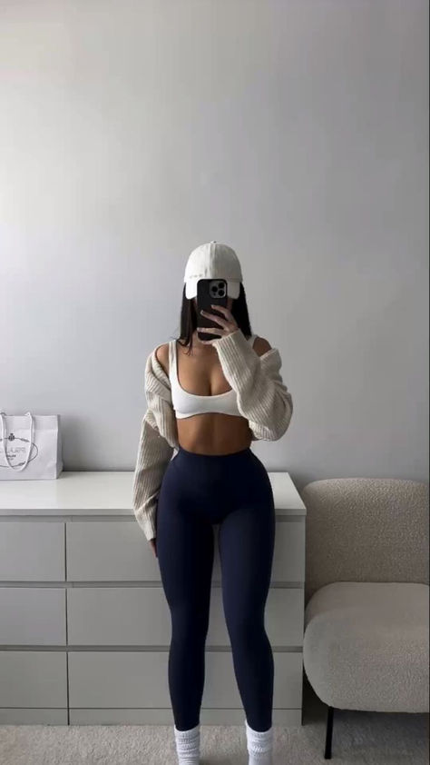 Gym Black Leggings Outfit, Navy Gym Leggings Outfit, Navy Blue Gym Outfit, Outfit With Blue Leggings, What To Wear With Navy Leggings, Blue Gym Leggings Outfit, What To Wear With Navy Blue Leggings, Navy Blue Workout Outfit, Navy Athleisure Outfit