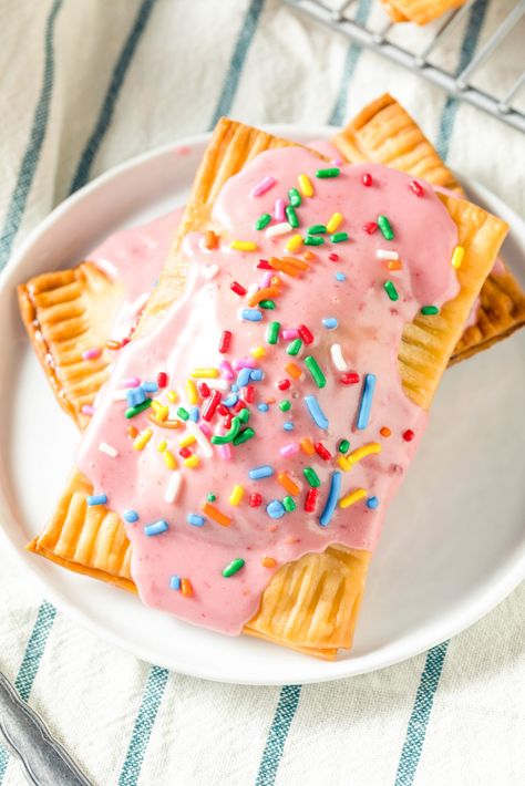 Homemade Pop Tarts Recipe, Pop Tarts Recipe, Homemade Pop Tarts, Poptart Recipe, Air Fryer Recipes Dessert, Strawberry Pop Tart, Dessert Cookies, Tarts Recipe, Pop Tart