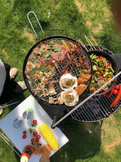 Summer Bbq Aesthetic, Barbecue Aesthetic, Aesthetic Bbq, Bbq Aesthetic, Camping Aesthetic, Summer Bbq, How To Look Classy, Family Meals, Nom Nom