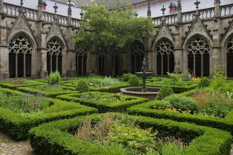 Tiny Edens: What you can find in a medieval monastery's garden Sweet Woodruff, Herb Garden Design, Medieval World, Castle Garden, Garden Types, Garden Elements, Green Lawn, Utrecht, Herb Garden