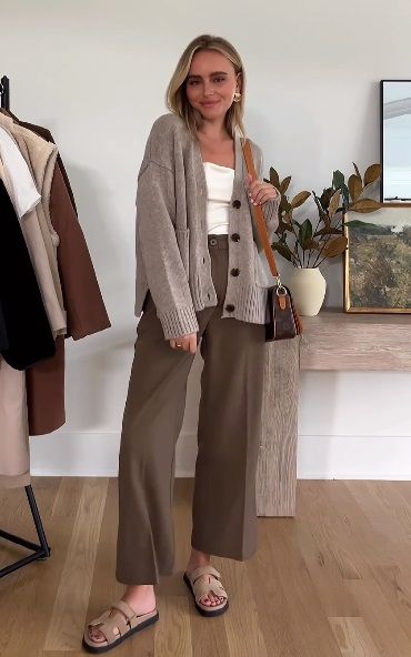 PERFECT casual fall outfit. Timeless cardigan 🤩 Taupe Cardigan Outfit, Cinema Date Outfit, Chunky Cardigan Outfit, Cardigan Outfit Work, Oversized Cardigan Outfit, Taupe Cardigan, Casual Fall Outfit, Cardigan Outfit, Tote Outfit