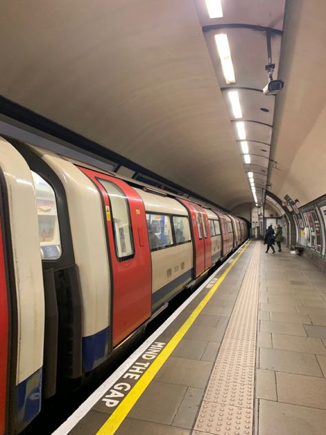 Train Station Underground, Underground Train Station, London Train Station, London Underground Train, Underground Train, Train Tunnel, London Wallpaper, Underground Station, London Vibes