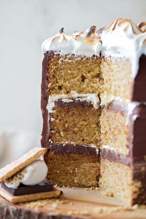 Smores Layer Cake, S’mores Layer Cake, Layer Cake Flavors, Summer Cake Flavors, Smores Cake Recipe, Dessert Marshmallow, Campfire Dessert, Graham Cracker Cake, Marshmallow Meringue