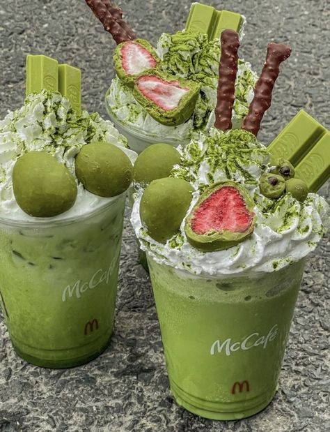 Matcha Drink, Yummy Ice Cream, Refreshing Drinks Recipes, Kawaii Cooking, Pretty Drinks, Food Drinks Dessert, Pleated Skirts, Kawaii Food, Cute Desserts