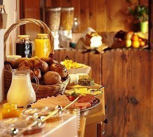 Breakfast Ideas At Home, Continental Breakfast Ideas, Bread Beckers, Ayam Teriyaki, Greek Tzatziki, Clostridium Botulinum, Food Bucket List, German Word, Amazing Hotels