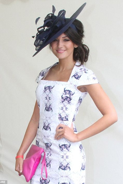 Michelle Keegan Derby Hat Hairstyles, Hair With Fascinator Hairstyles, Hairstyles With Fascinator, Derby Hairstyles, Race Day Hair, Kentucky Derby Outfit, Hair Fascinators, Kentucky Derby Fashion, Derby Attire