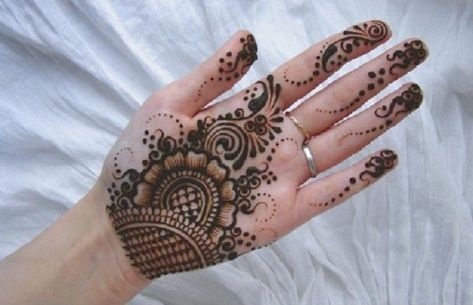 Easy Arabic Mehendi Designs for Left Hand Finger Mehndi Designs Arabic, Finger Mehendi, Finger Mehendi Designs, Front Hand Mehndi, Henna Tattoo Hand, Henna Art Designs, Simple Henna Tattoo, Simple Mehndi Designs Fingers, Very Simple Mehndi Designs