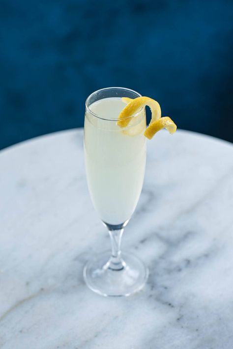 The French 75 is a classic cocktail made with gin, champagne/prosecco, simple syrup, and fresh lemon juice. It's incredibly refreshing with a nice balance of sweet and citrus. It's forever one of our all-time favorite drinks. #french75 #classiccocktails Gin Champagne Cocktail, 2024 Cocktails, Boulevardier Cocktail, Cosmopolitan Cocktails, French 75 Cocktail Recipes, Cocktails Made With Gin, Mint Julep Cocktail, Negroni Recipe, French 75 Cocktail