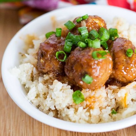 Sweet and Spicy Korean Meatballs with Cauliflower Rice Crock Pot Asian, Korean Meatballs, Low Carb Meatloaf, Meatballs And Rice, Spicy Meatballs, Asian Pork, Spicy Korean, Low Carb Meals Easy, Cauliflower Rice