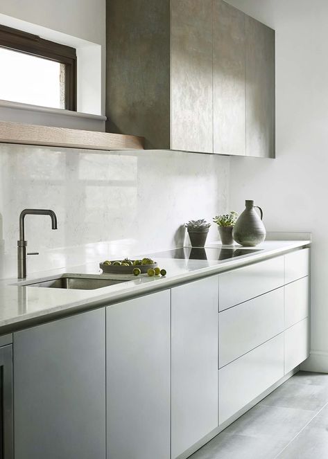 #dreamkitchen #kitchendecor #kitchencabinets #scandinavian #scandinavianinterior #scandinaviankitchen #scandistyle #scandistylekitchen #scandikitchen #scandikitchens #scandikitchenideas #kbbmag Scandi Kitchen Ideas, Seamless Kitchen, Scandi Kitchen, Kitchen Words, Kitchen Company, Grey Doors, Kitchen Stand, Oak Shelves, Studio Kitchen