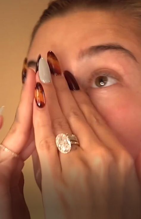 Haily Biber Rings, Hailey Bieber Tortoise Nails, Helly Biber Nail, Uñas Kendall Jenner, Hailey Bieber Ring Stack, Hailey Bieber Wedding Ring, Haily Biber Nailart, Hailey Ring, Haylie Bieber Nails