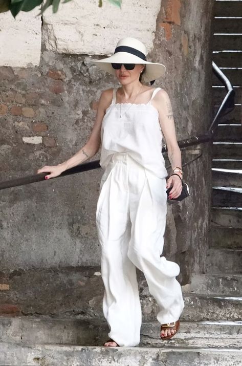 Angelina Jolie’s Two-Piece White Set Makes For An Effortless Look In Italy White Linen Outfit, Angelina Jolie Style, Gigi Style, Outfit For Summer, Classy Summer Outfits, Classic Style Outfits, White Linen Dresses, White Set, Basic Outfits