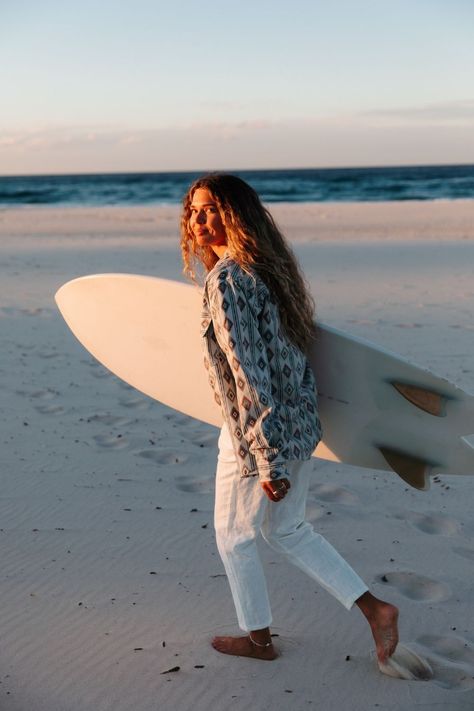 Surfer Girl Outfits Summer, Surfer Photoshoot, Surf Outfit Women, Beachy Clothing, Retro Beach Aesthetic, Outfit Women Aesthetic, Aesthetic Beach Photoshoot, Surfer Girl Outfits, Surfer Girl Aesthetic