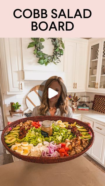 Salad Display Ideas, Salad Charcuterie Board, Dinner With Bacon, Club Salad Recipe, Salad Bar Ideas, Homemade Vinaigrette Dressing, Platter Salad, Club Salad, Salad Board