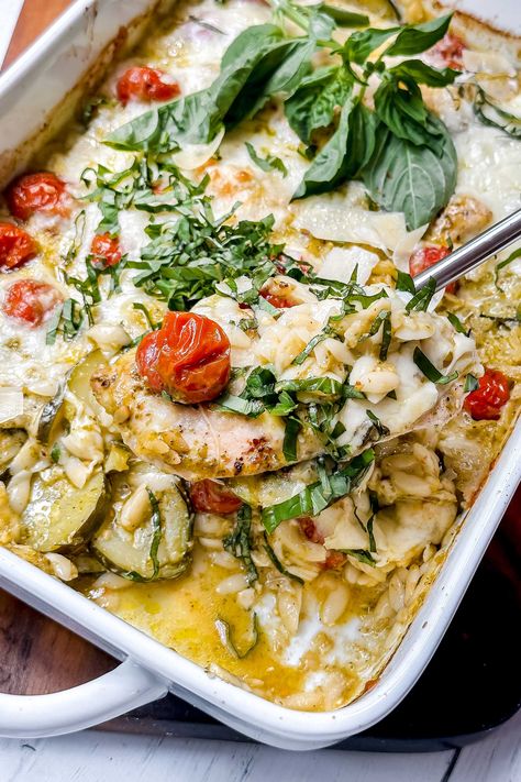 This one-pan Caprese Pesto Chicken Orzo is delicious and simple to make any time you're craving Mediterranean flavors. It's oh-so-simple, easy to clean up with one pan, and ready in a little more than 30 minutes. It's weeknight dinner heaven! Orzo Bake, Pesto Orzo, Baked Pesto Chicken, Caprese Pasta Salad, Caprese Pasta, Chicken Orzo, Caprese Chicken, Pesto Chicken Pasta, Pasta Ingredients