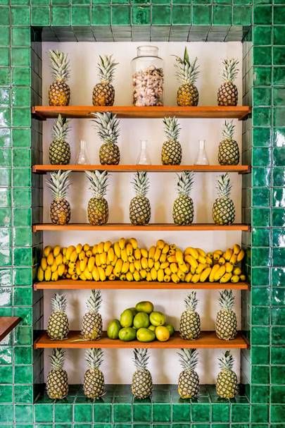 Juices Shop Design, Juice Bar Display, Cafe Juice Bar, Smoothie Bar Design, Juice Bar Design Ideas, Juice Shop Design, Pineapple Display, Juice Bar Interior, Juice Bar Design