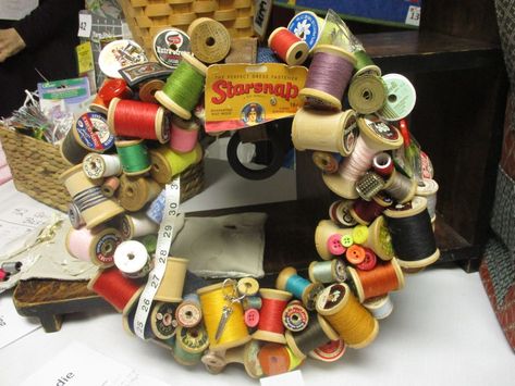 Cotton Reel Wreath, Thread Spool Wreath, Old Spools Of Thread, Sewing Wreath Ideas, Spool Wreath, Sewing Wreath, Sewing Ornaments, Sewing Pictures, Hallway Closets