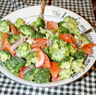 Broccoli And Tomato Salad, Broccoli Tomato Salad, Broccoli And Tomato Recipes, Roma Tomato Recipes, Salad With Red Onion, Tomato Mozzarella Salad, Side Salads, Fried Tomatoes, Tomato Salad Recipes