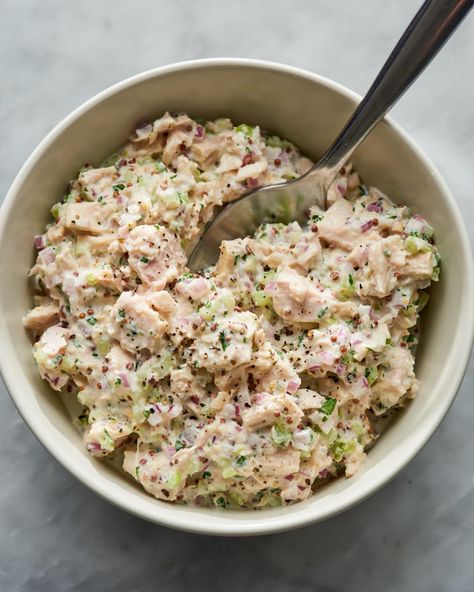 Post Image Tuna Salad Recipes, Best Tuna Salad Recipe, Tuna Salad Ingredients, Classic Tuna Salad, Best Tuna Salad, Healthy Tuna Salad, Tuna Mayo, Healthy Tuna, Tuna Salad Recipe