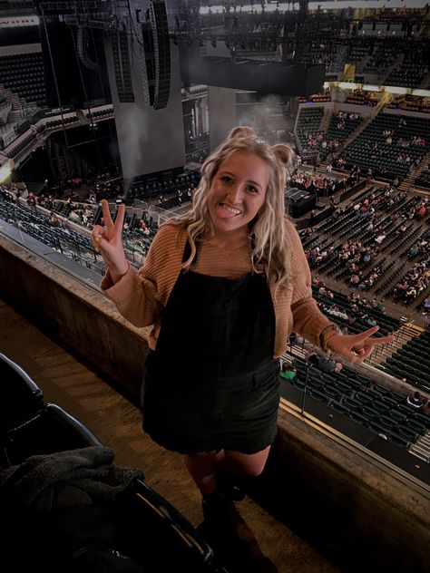 Concert Pose idea! Taken at Post Malone INDY 2.9.20 Indoor! Post Malone Concert Outfit Summer, Post Malone Concert Outfit, Concert Pose, Post Malone Concert, Concert Outfit Summer, Pose Idea, Post Malone, Outfit Summer, Concert Outfit