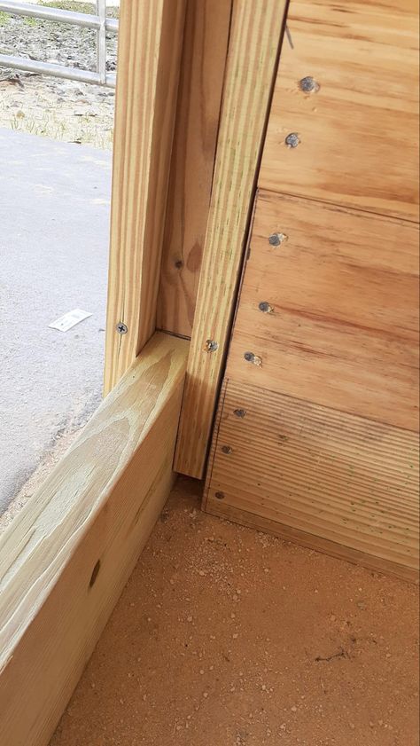 Stall Doors For Horses Diy, Wood Horse Stalls, Diy Stall Fronts, Run In Shed For Horses Diy, Stall Doors For Horses, Diy Stables For Horses, Diy Horse Barn Ideas, Horse Stall Ideas Diy, Barn Stall Ideas