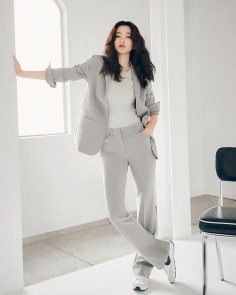 Korean Women Suit, Women Suit Outfits, Kim Taeri, Corporate Dress, Korean Outfit Street Styles, Woman Suit Fashion, Womens Business Casual, Quick Outfits, Casual Work Outfits