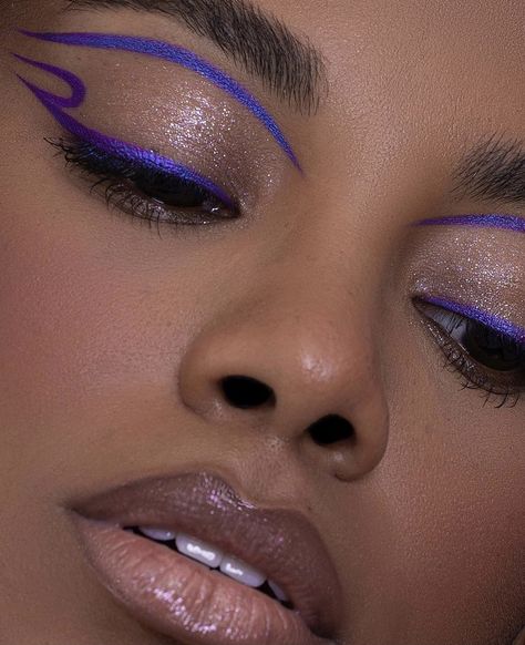 Makeup Ideas Unique, Eyeliner And Eyeshadow, Creative Eyeliner, Instagram Minimalist, Purple Eyeliner, Maquillage On Fleek, Eyeliner Designs, Electric Purple, Purple Eye Makeup