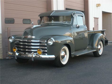 Vintage Chevy Trucks, Studebaker Trucks, Chevrolet Truck, Chevrolet 3100, Vintage Pickup Trucks, Pickup Lines, Old Truck, Chevrolet Pickup, Old Pickup Trucks