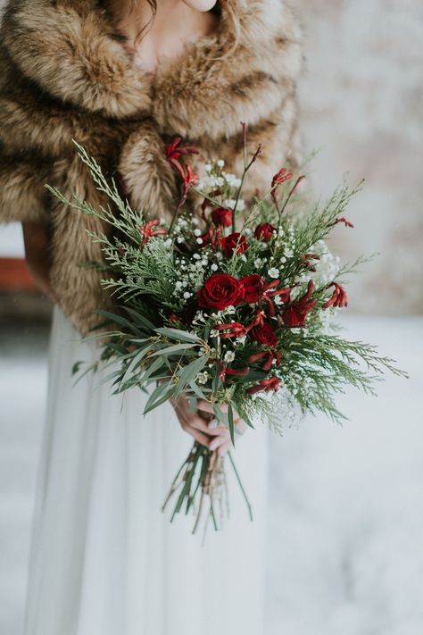 Winter Bridal Earrings, Winter Wedding Trends, Christmas Wedding Bouquets, Vintage Wedding Favors, Boda Diy, Winter Wedding Bouquet, Christmas Bouquet, Winter Bouquet, Winter Wedding Colors