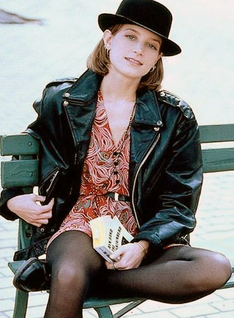 bridget fonda Singles 1992, 90s Movies Fashion, Bridget Fonda, How To Be Single Movie, Jackie Brown, 90s Movies, Life Quotes Love, Movie Fashion, Monica Bellucci