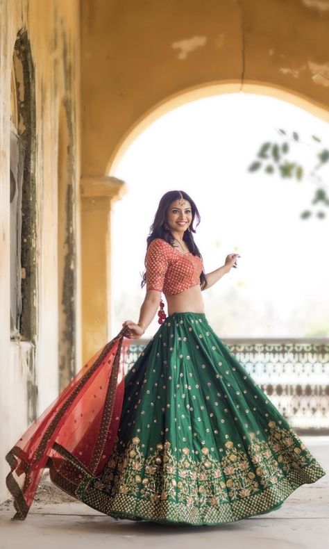 Dark green lehenga for mehendi with small motifs and red blouse and dupatta Dark Green Lehenga, Lehenga Jewellery, Indian Outfits Lehenga, Yellow Lehenga, Lehnga Dress, Lehenga Blouse Designs, Indian Bridal Lehenga, Green Lehenga, Indian Lehenga