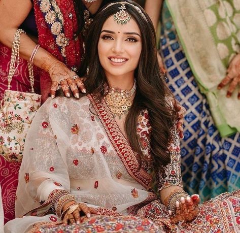 Bridal Shots, Matha Patti, Bridal Jewelery, Vintage Wedding Photos, Indian Bride Hairstyle, Party Wear Indian Dresses, Wedding Prep, Wedding Goals, Bride Clothes