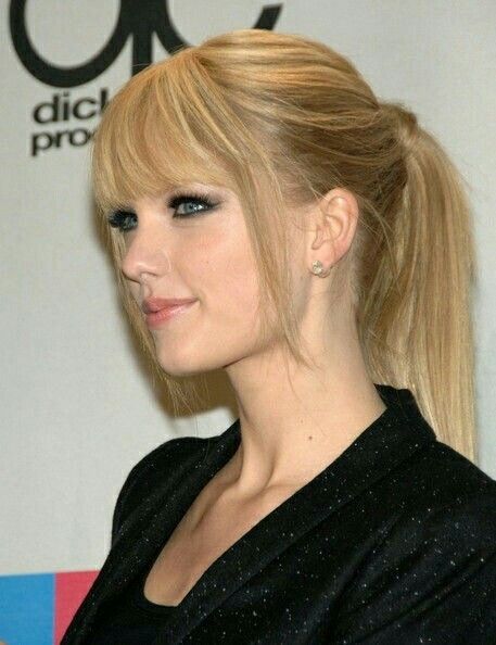 Taylor Swift Bangs Straight Hair, Taylor Without Bangs, Taylor Swift With Bangs, Taylor Swift Hairstyles Bangs, Fringe With Ponytail, Taylor Swift Without Bangs, Taylor Swift Straight Hair, Ponytail With Fringe, Taylor Swift Ponytail