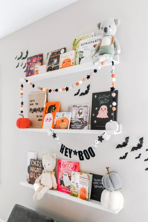 Kid Bookshelves, Halloween Bookshelf Decor, Themed Bookshelves, Halloween Playroom, Kids Playroom Organization, Playroom Shelf, Holiday Bookshelves, Halloween Nursery, Seasonal Room Decor