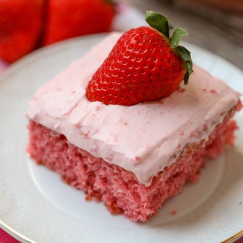 Strawberry Sheet Cake - Lil' Luna Strawberry Cake Mix Recipes, Strawberry Sheet Cake, Strawberry Cake From Scratch, Strawberry Sheet Cakes, Delicious Strawberry Cake, Strawberry Cake Recipe, Strawberry Cake Easy, Recipes Using Cake Mix, Fresh Strawberry Cake