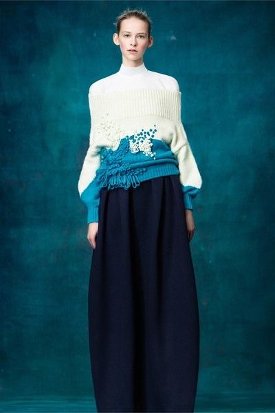 View the full Delpozo Pre-Fall 2017 collection. Knitwear Trends, Winter Typ, Annie Leibovitz, Knitwear Fashion, Knitwear Design, Fall 2017, Knit Fashion, Fashion 2017, Fashion Colours