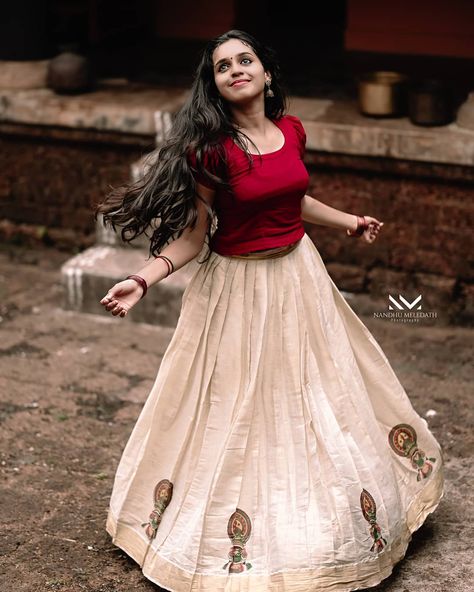 Traditional Pattupavada For Women, Pattupavada Blouse Designs For Women, Pattupavada Blouse Designs, Pattupavada For Women, Kerala Style Skirt And Top, Kerala Traditional Dress, Kerala Dress, Kalamkari Blouse Designs, Kerala Engagement Dress