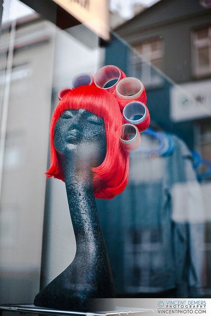 Hair Display, Skincare Window Display Ideas, Beauty Salon Window Display Ideas, Hairdresser Window Display, Hair Salon Window Display, Salon Window Display Ideas, Window Graphics Beauty Salon, Salon Window Display, Window Display Mannequin