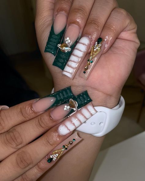 Acyrilics Nails Green, Emerald Green Nails Medium Length, Cute Prom Nails Acrylic, Medium Length Emerald Green Nails, Emerald Green Nails Acrylic Coffin Prom, Emerald Green Acyrilics Nails, White And Green Acrylic Nails, Long Acrylic Nail Designs Emerald Green, Gold And Green Prom Nails