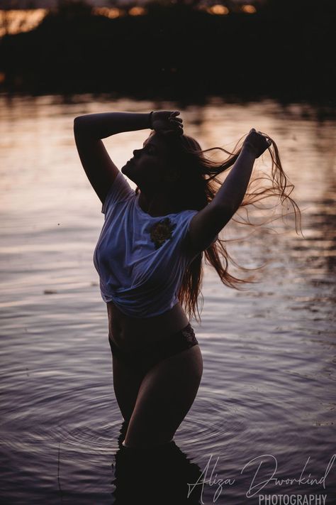 Muddy Photoshoot, Water Pictures Photography, Photoshoot Near Lake, Lake Portrait Photography, Golden Hour Lake Photoshoot, Water Photoshoot, River Photoshoot Ideas, Lake Photoshoot Ideas, River Photoshoot