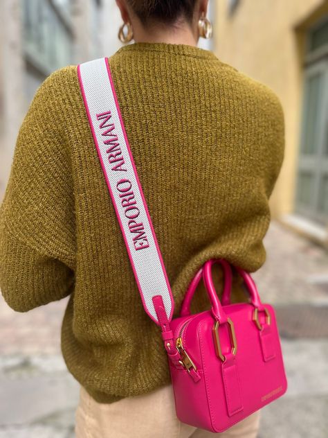 le nouveau sac emporio armani qu'il vous faut pratique et tendance. Emporio Armani Bag, Bag Editorial, Armani Bag, Colorful Pictures, New Bag, Emporio Armani, Pink Color, Editorial, Fall Winter